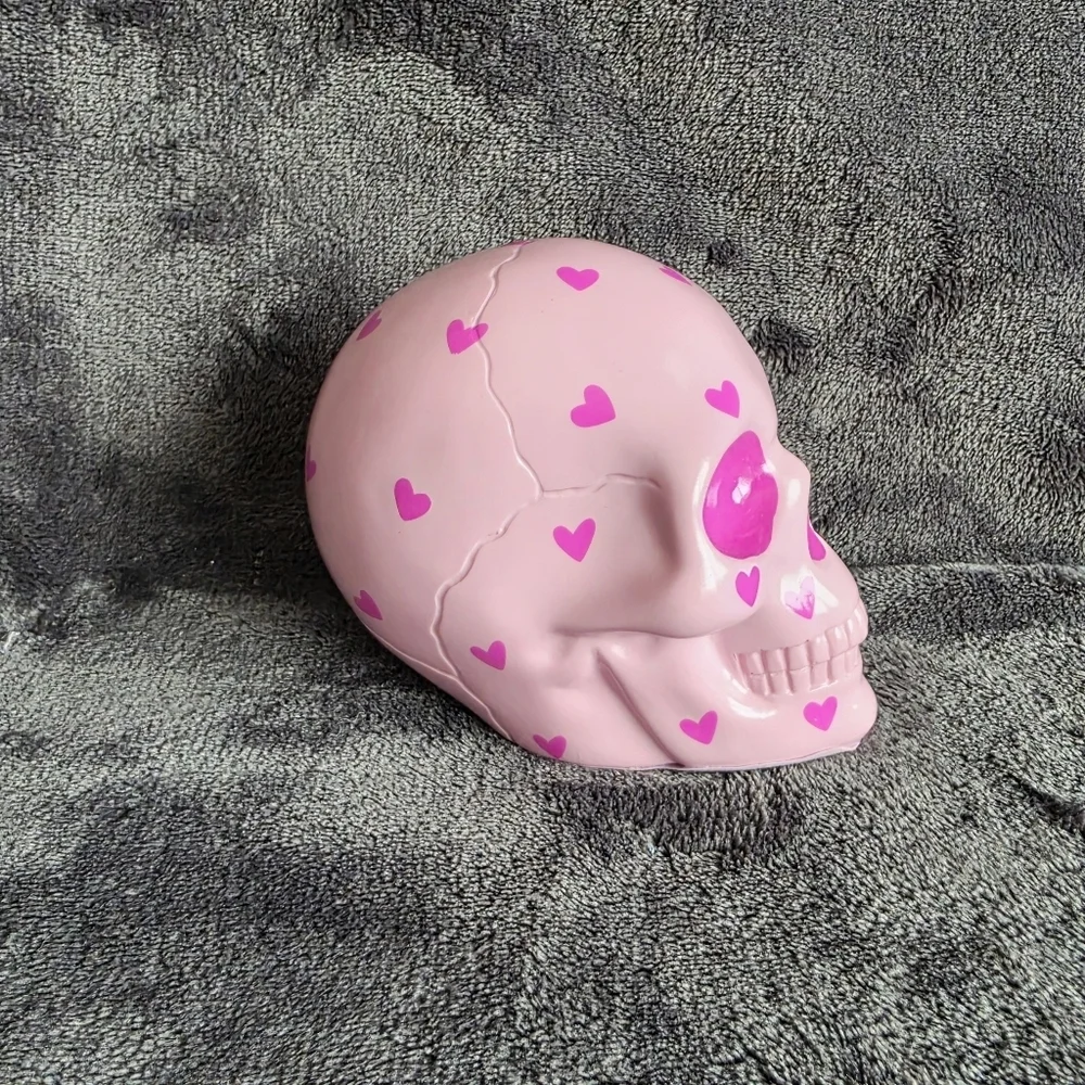 Valentine's Day Halloween Day of the dead Polyresin Skull with Hearts Pink NWT